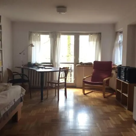 Pokoj W Domu Z Ogrodem W Milanowku דירה Milanowek